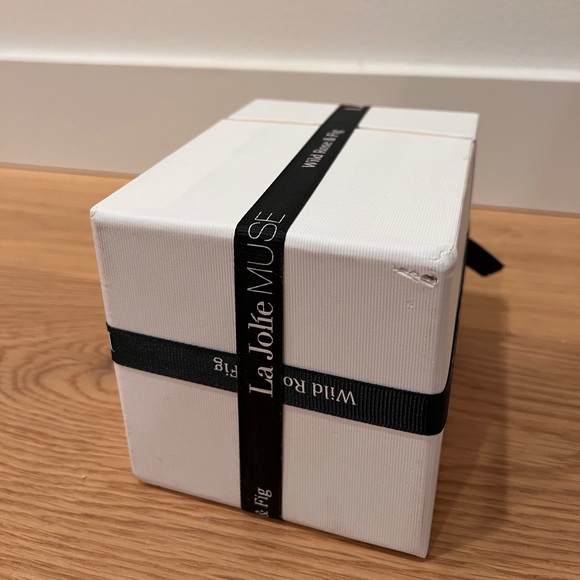 La Jolie Muse Scented Candle - Picture 5 of 5